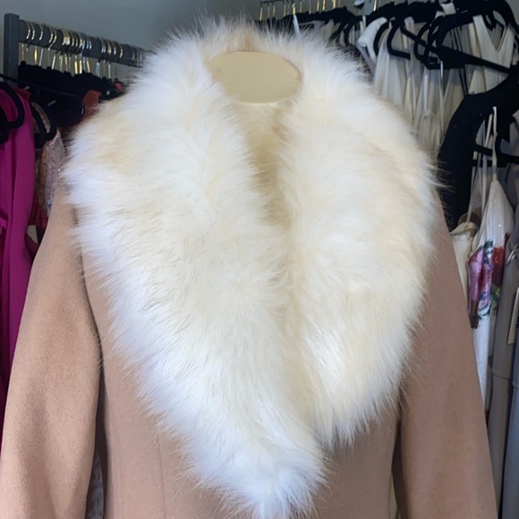 Kate Spade New York
single-breasted wool-blend fit-and-flare coat with faux fur - Picture 4 of 12